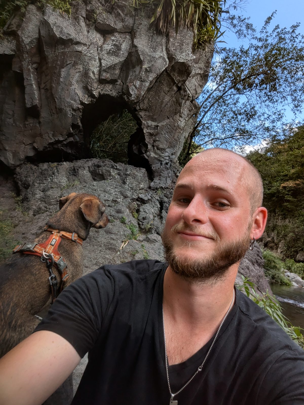 Nathan et son chien Prince devant les arches du Bras de la Plaine